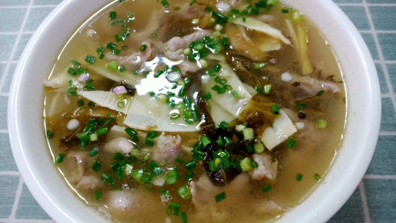 这才是"苦竹笋酸菜肉片汤"家常做法,先苦后甜,汤鲜味美