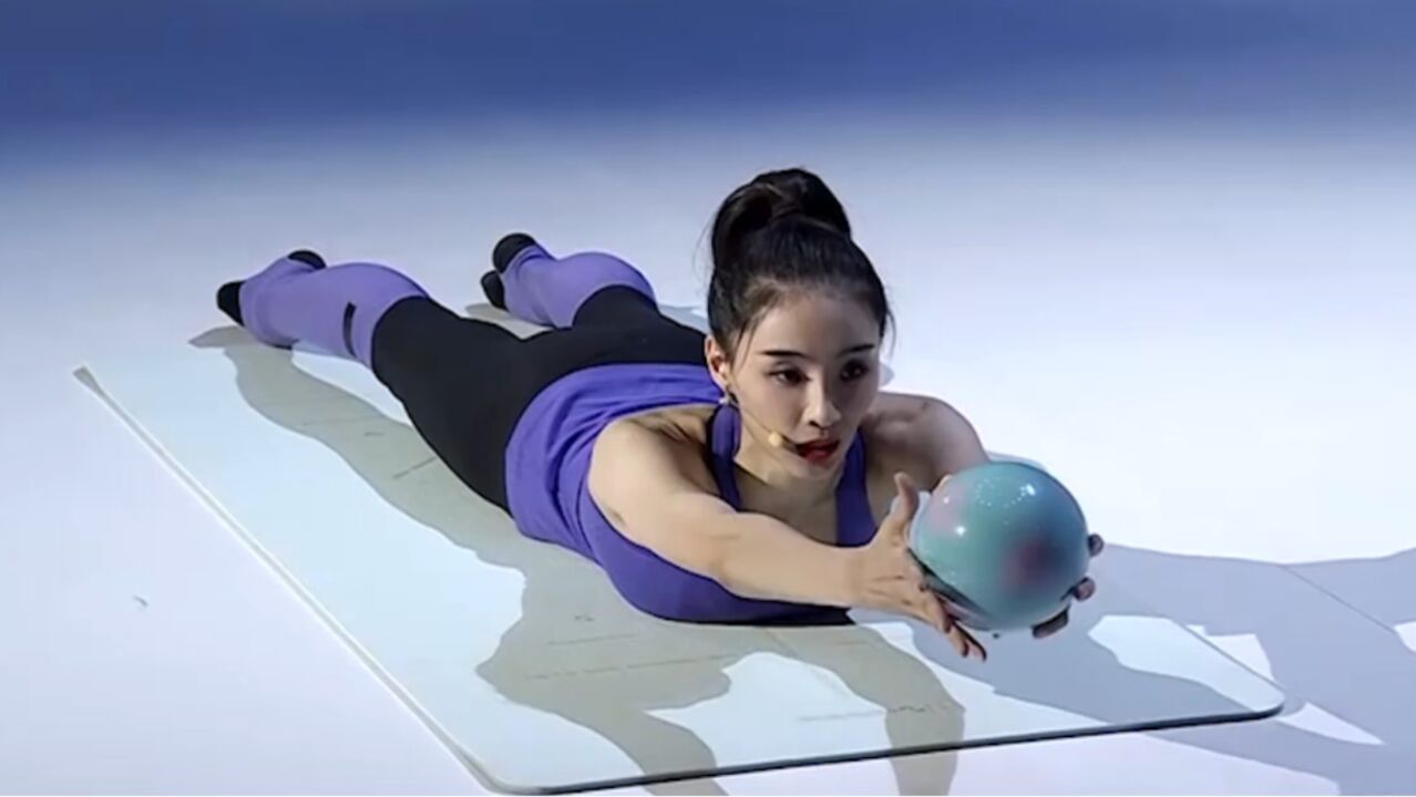 侴陶带来自创健身动作,想要拥有挺拔身姿,就要坚持练习