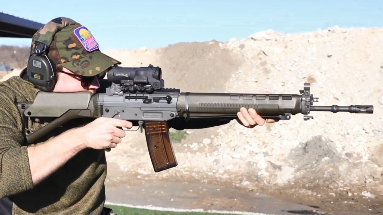 瑞士军工明星产品,榜上有名sg550突击步枪,集众多优点于一身?