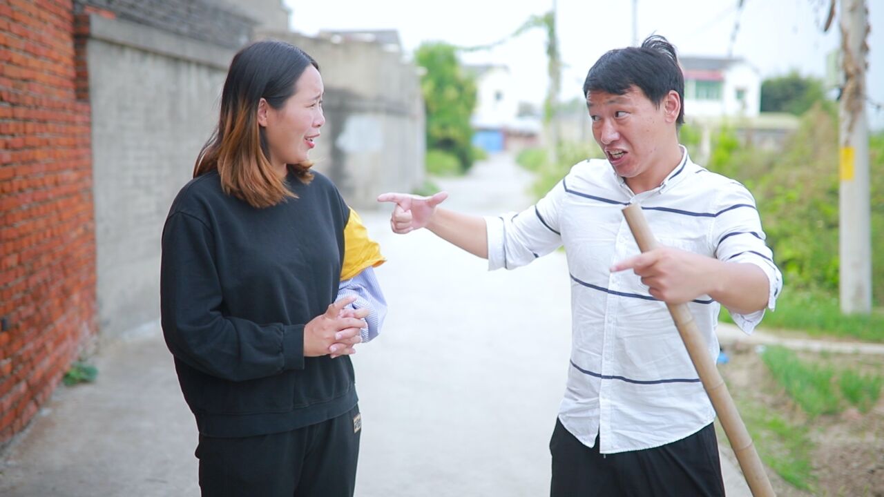 農村小夫妻,沒想兩人一個比一個蠢,這對話太逗了,真是一對活寶