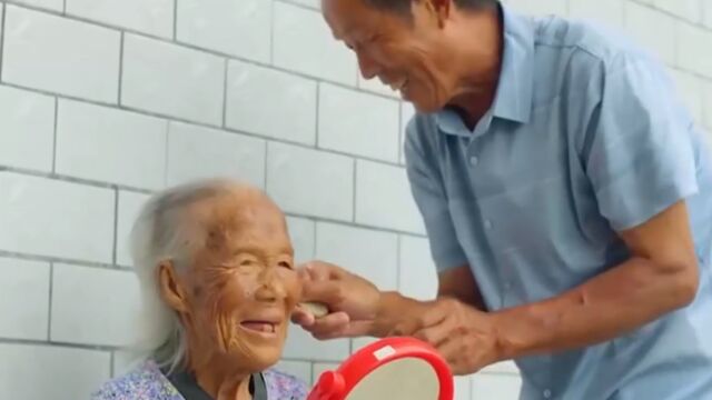 老人常年饮茶,神采奕奕,奈何生活大起大落