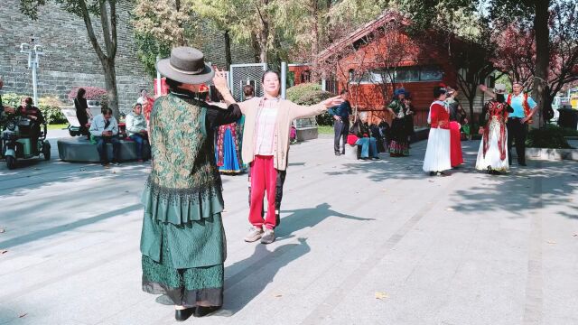 舞动心弦:黄姐与爱家的《月儿圆圆》!