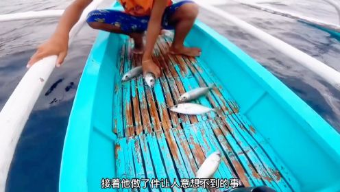 菲律宾小男孩用小鱼当诱饵，钓取昂贵的东星斑，赚大了