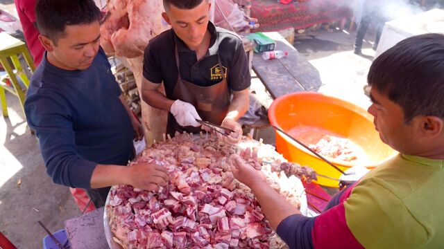 新疆街头大串烤肉10元/串,300克肉腌制后馕坑烤制,每天卖1500串