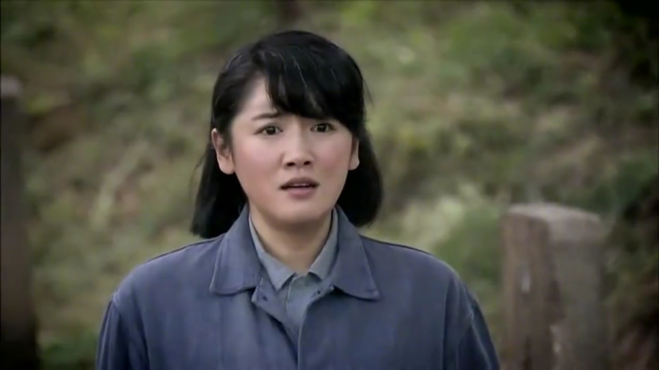 错恨:李黛玉给丈夫上坟,谁知旁边坟里的瘸子,才是他的真爱