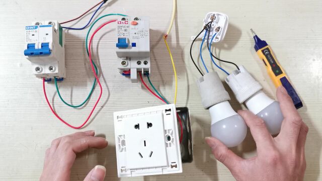 把灯泡接在插座上,居然有这么棒的作用,电工干活再也不会触电了