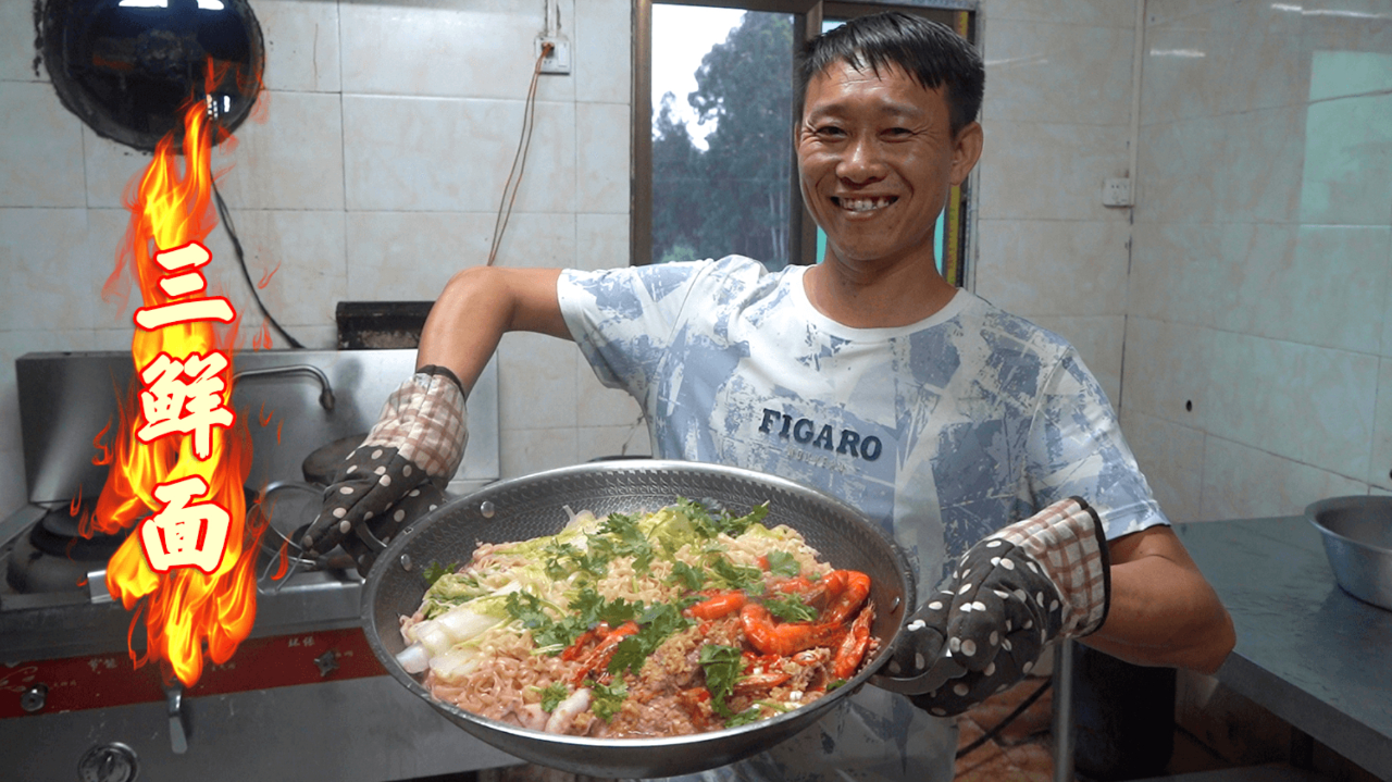 兵哥回来阿壮煲三鲜面,没想到砂锅都烧坏了,差点没得吃