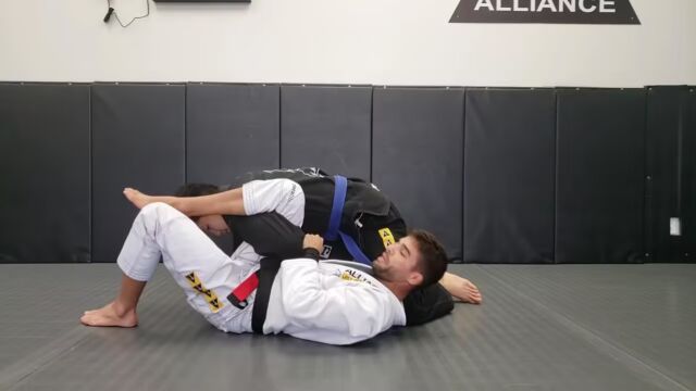 Omoplata Pendulum Sweep by Thomas Lisboa