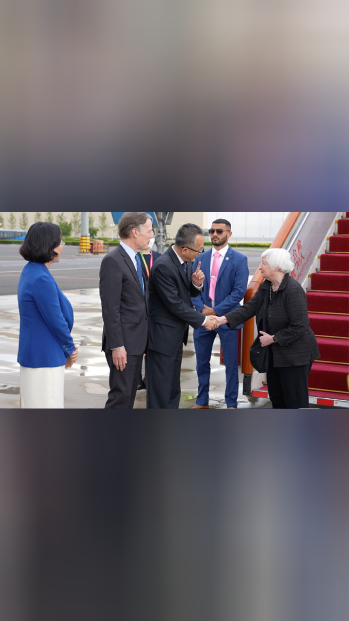美国财政部部长耶伦访华中美双方握手近20秒