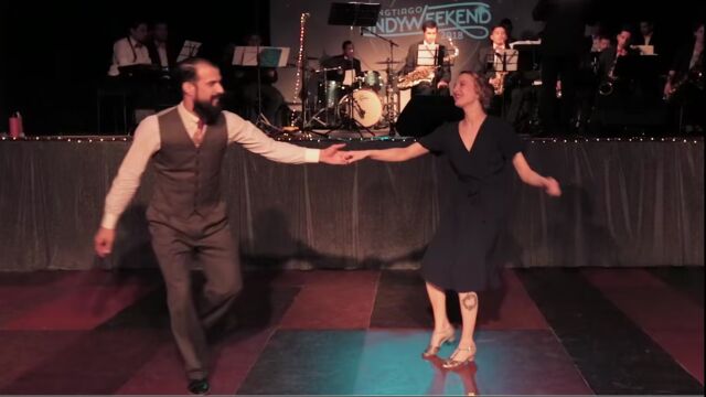 Pamela Gaizutyle and Juan Villafane lindy hop performance in Swingtiago