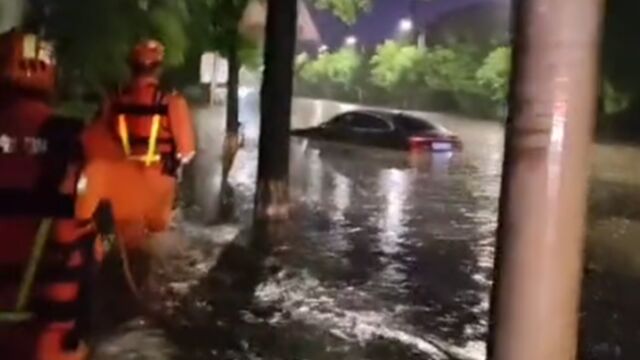 湘潭强降雨来袭,道路秒变小溪,女子坐车内仿佛做足疗