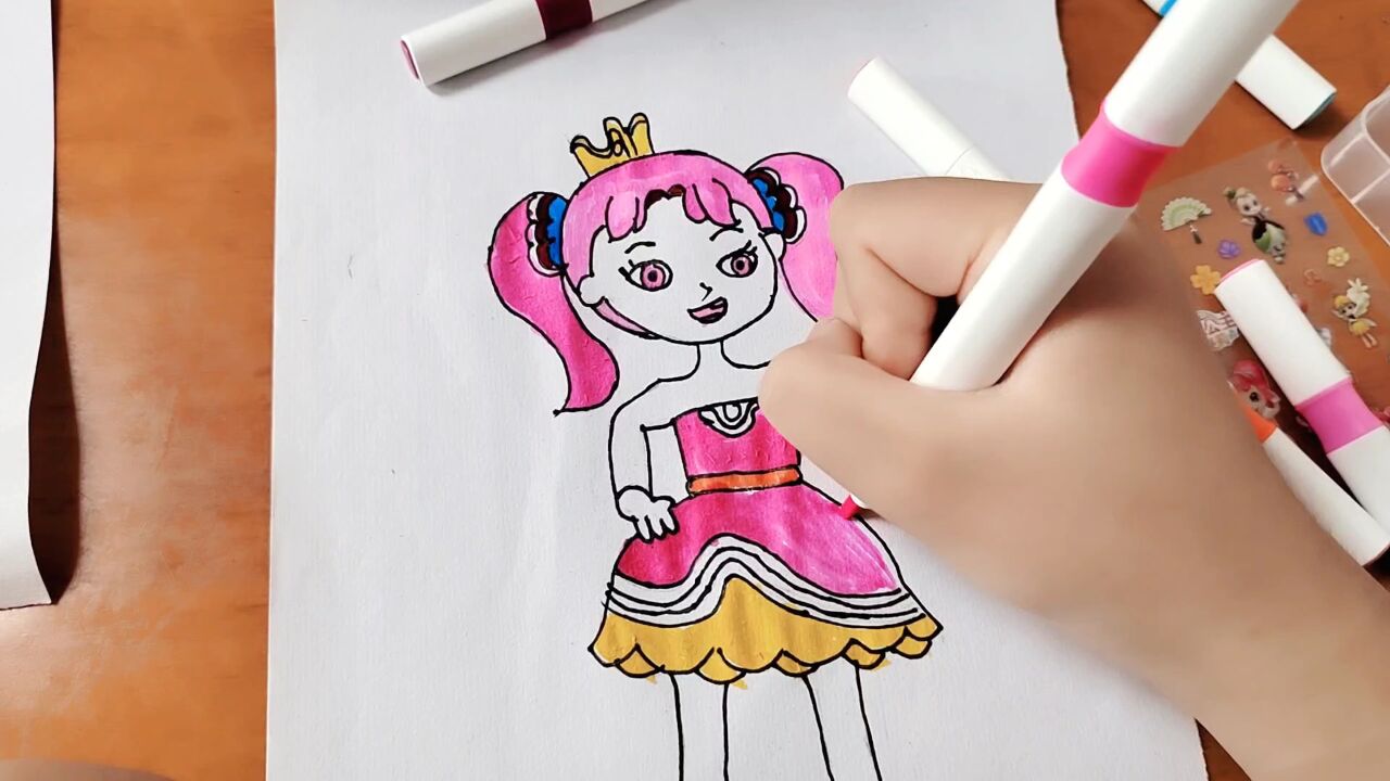 张小于和妈妈pk画音乐公主爱美莉,妈妈画的vs我画的,你喜欢谁的