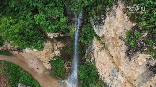 瞰中国|河北涞源:微雨漫天 雾锁仙人峪