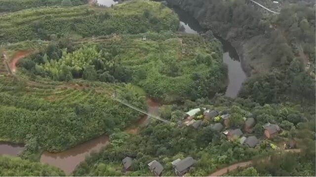 为了留住游客,他打造吃住游购娱为一体的景区,让游客深度感受大自然的气息