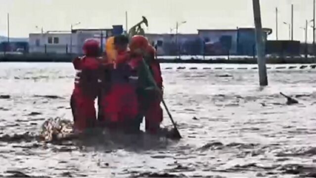 内蒙古锡林浩特:降雨引发洪水致两货车被困