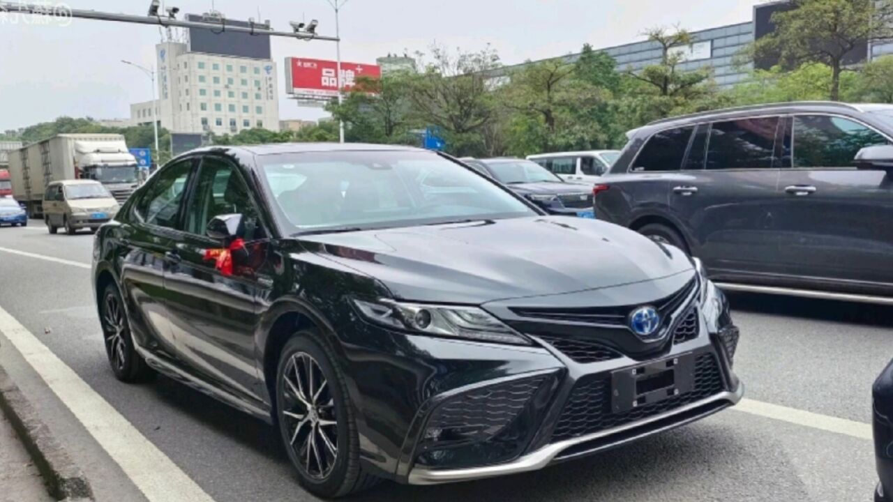 丰田也以价换量!凯美瑞直降2.8万,搭2.5l混动,省油耐用家用首选