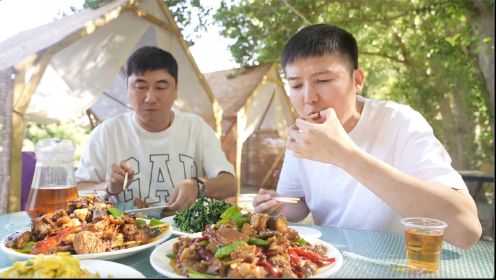 新疆农家乐特色辣子鸡，吃枸杞长大220元/份，配着皮带面吃太香了