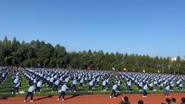 江西省永丰中学2023年秋季运动会千人韵律操表演《站在草原望北京》