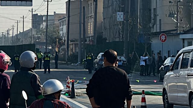 无锡纺织厂火灾后两工厂负责人被控制,已有遇难者家属到当地