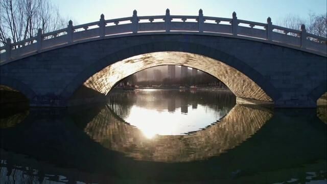 一场冷雨过后,冬天便施施然地来了.季节的更替,总是让人无端地生出一丝惆怅.流年的飞花,染指的情怀,谁又能握得住永远?