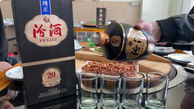 酒杯一拿,事业发达#白酒 #汾酒