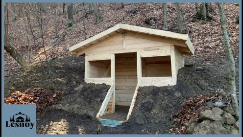 独自一人继续小木屋的建造，用土把房屋覆盖一半，很结实