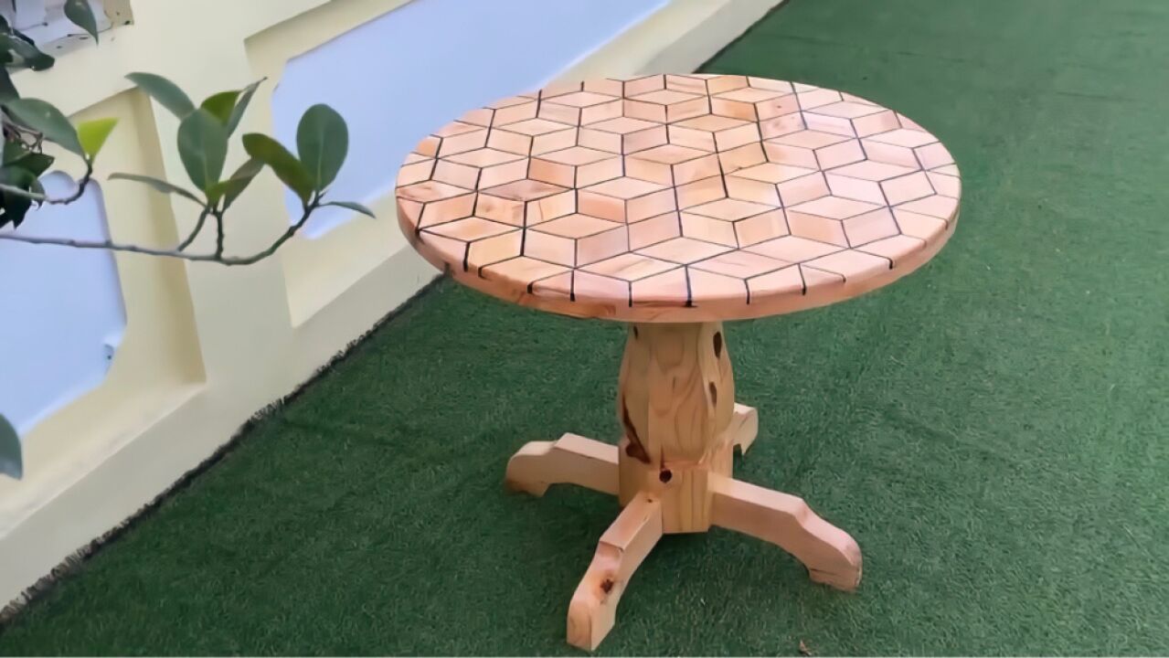 大叔手工打造的这款圆木桌不仅外观设计独特经久耐用更不在话下