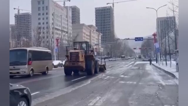 吉林辉南:多部门联合清除积雪,恢复交通