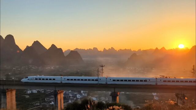 广西桂林鲜为人知的风景胜地,夕阳下看高铁动车驶过水库,画面真的太美啦