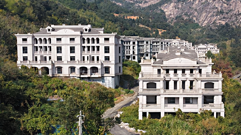 实探温州瑞安估值近4亿烂尾别墅群杂草藤蔓覆盖铁皮大门被盗