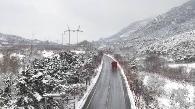 闻雪而动!烟台牟平区持续清雪保证国省道畅通