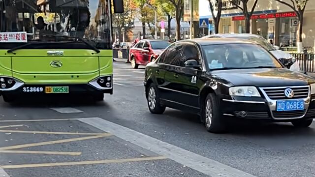 绍兴一“公务”用车别停公交车?上虞水务集团:警方已做出处罚,涉事人员已停职