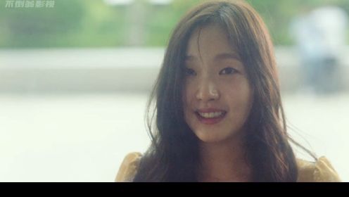 这是一部苦到发甜的爱情电影，在韩国上映一周就拿下了票房冠军。