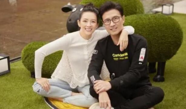 被传离婚后,章子怡夫妇携子女外出用餐,与汪峰一人带一娃超有爱