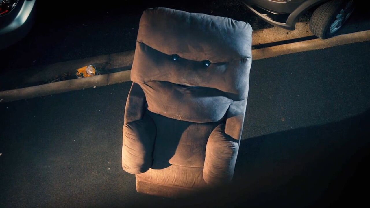  2/3>:你见过这样恐怖的沙发吗,不但会杀人还会吃人!