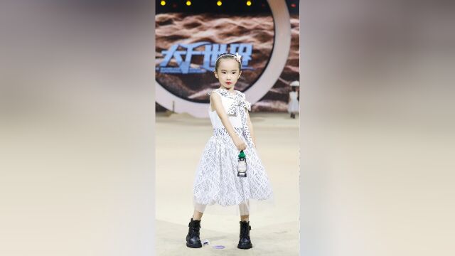 童模练瑾雯2023年6月入选QQ音乐MV音乐人担任主唱,多次受邀各大少儿时装周,童模练瑾雯受邀深圳大千世界超模盛典主题秀 #了不起的萌娃