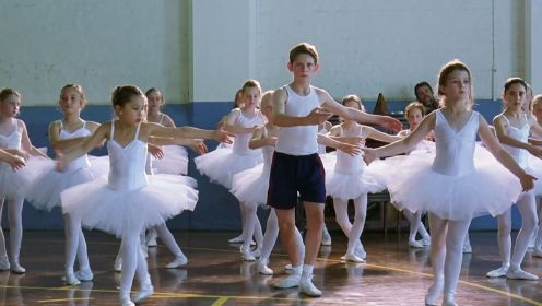 电影：父亲送男孩去打拳击，他却对芭蕾着了迷，并最终成为了传奇，15分钟看完《跳出我天地》