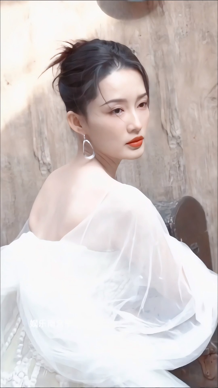 李沁一袭飘逸白纱裙,清冷淡雅又纯欲,美得好自然