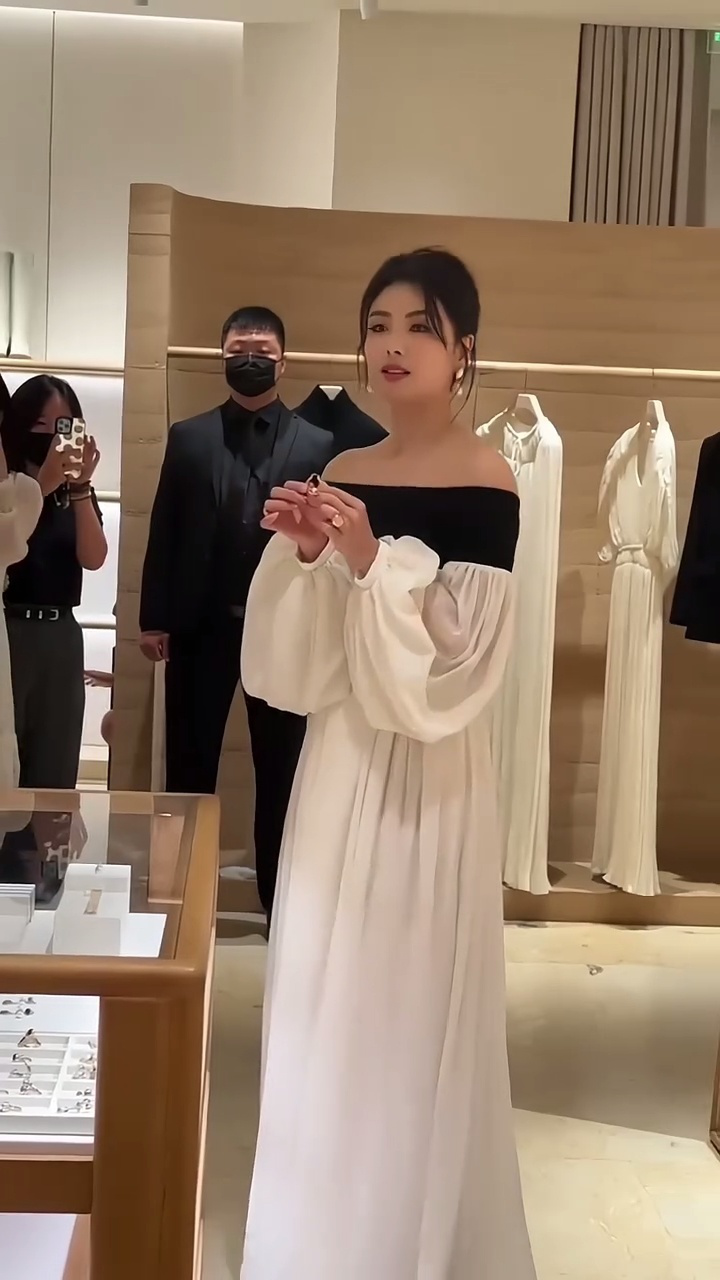 刘涛(tamia),1978年7月12日出生于江西省南昌市西湖区,毕业于广东外语