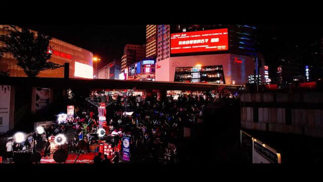 在长沙最繁华的城市中心五一广场,百威与电影《长沙夜生活》开启跨界联动,上演了一场火热的“百威ⷥŸŽ市音乐提词器”嗨唱活