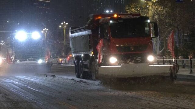 烟台市莱山区:连夜上阵 持续开展清雪作业确保市民早高峰出行