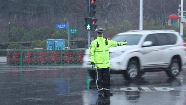 早高峰遇上雨夹雪 致敬威海风雨中那抹“荧光黄”