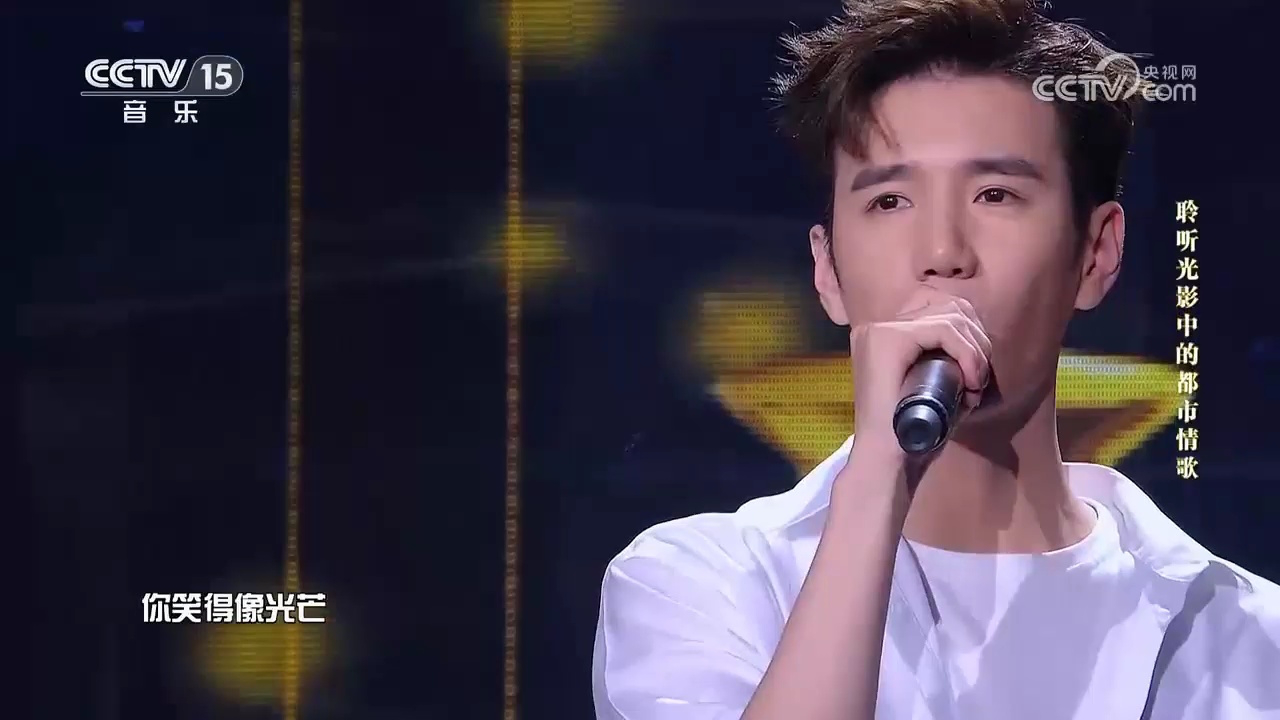 王一然演唱的《倾城一笑》,旋律优美动人,让人倾耳倾听