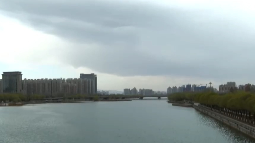 沙尘天气来袭,山西多地出现大风沙尘天气,出门尽量佩戴口罩