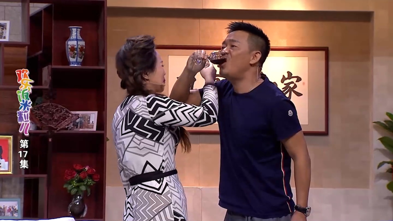 二米粒成同学媳妇,当着钱顺风的面喝交杯酒,观众乐得直不起腰