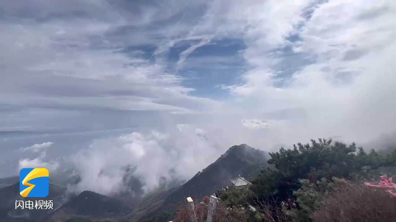 雨后泰山现壮美云海 云雾缭绕宛如仙境
