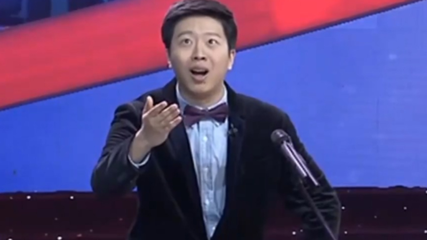 董建春正在说词,不料李丁竟又加戏,逗笑全场观众