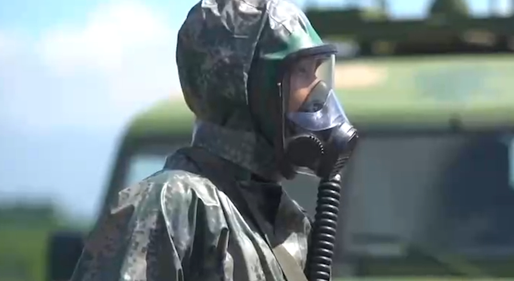 防化兵,时常要与染毒危险环境打交道,穿戴好"盔甲"非常重要