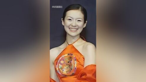 为何章子怡早年钟爱肚兜式礼服?