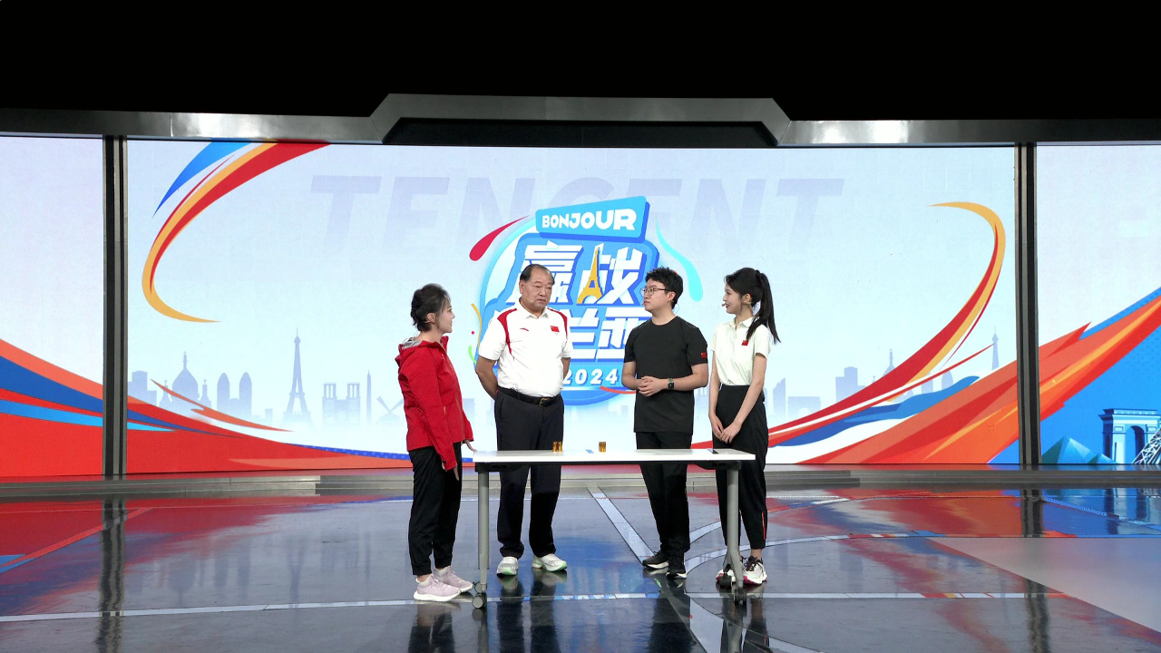 跟着冠军涨知识!许海峰介绍射击选拔常见测试 带领现场嘉宾体验叠弹壳